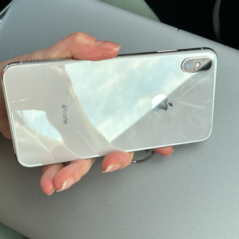 iPhone XS Max - Picture 2 of 3